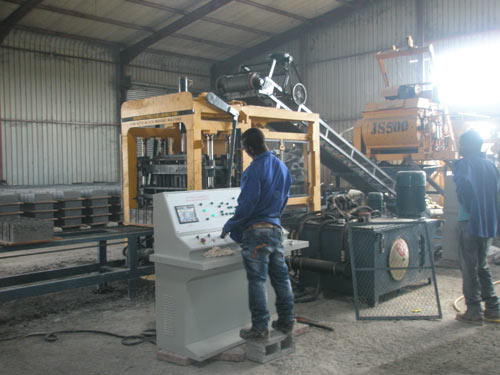 混(hùn)凝土砌塊(kuài)成型機要(yào)經常檢查(cha)哪些部位(wèi)确保磚機(jī)正常使用(yòng)